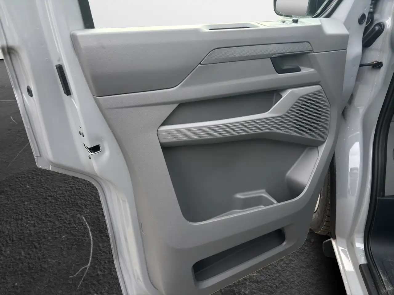 Volkswagen T7 Transporter 6
