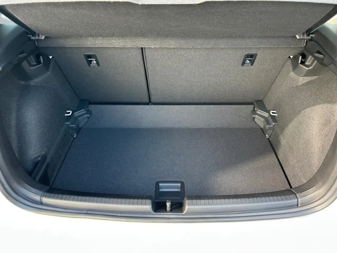 Volkswagen Polo VI 12