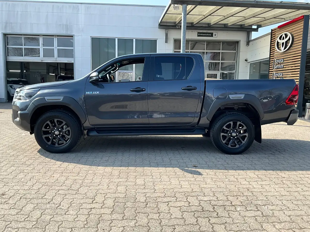 Toyota Hilux 2