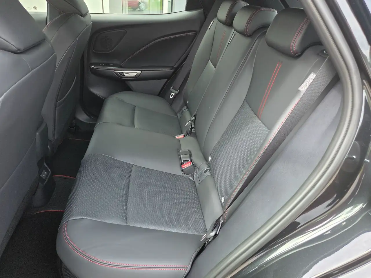 Lexus LBX 12