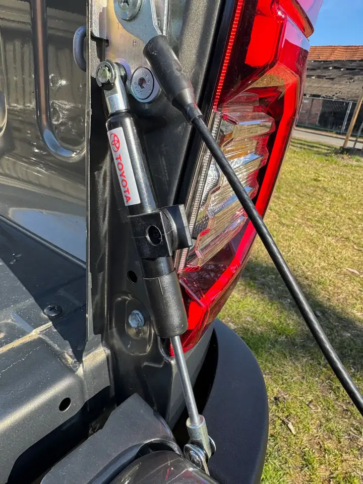 Toyota Hilux 9