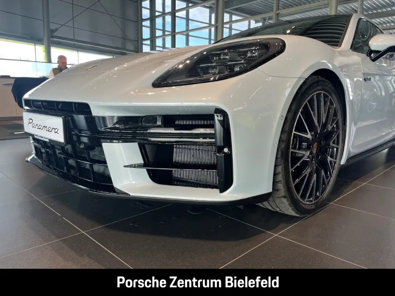Porsche Panamera 4 14