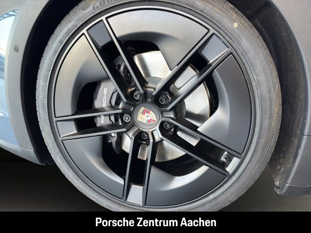 Porsche Taycan 4 10