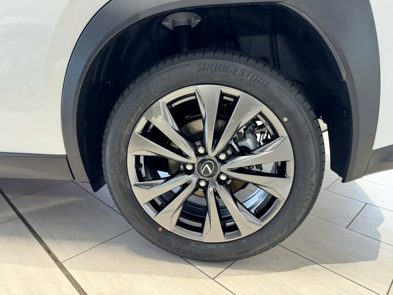Lexus UX 16