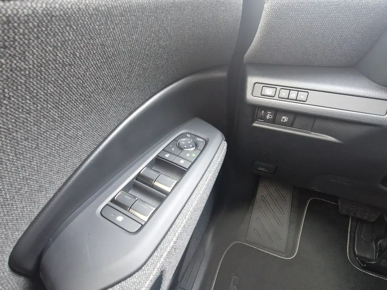 Lexus LBX 14