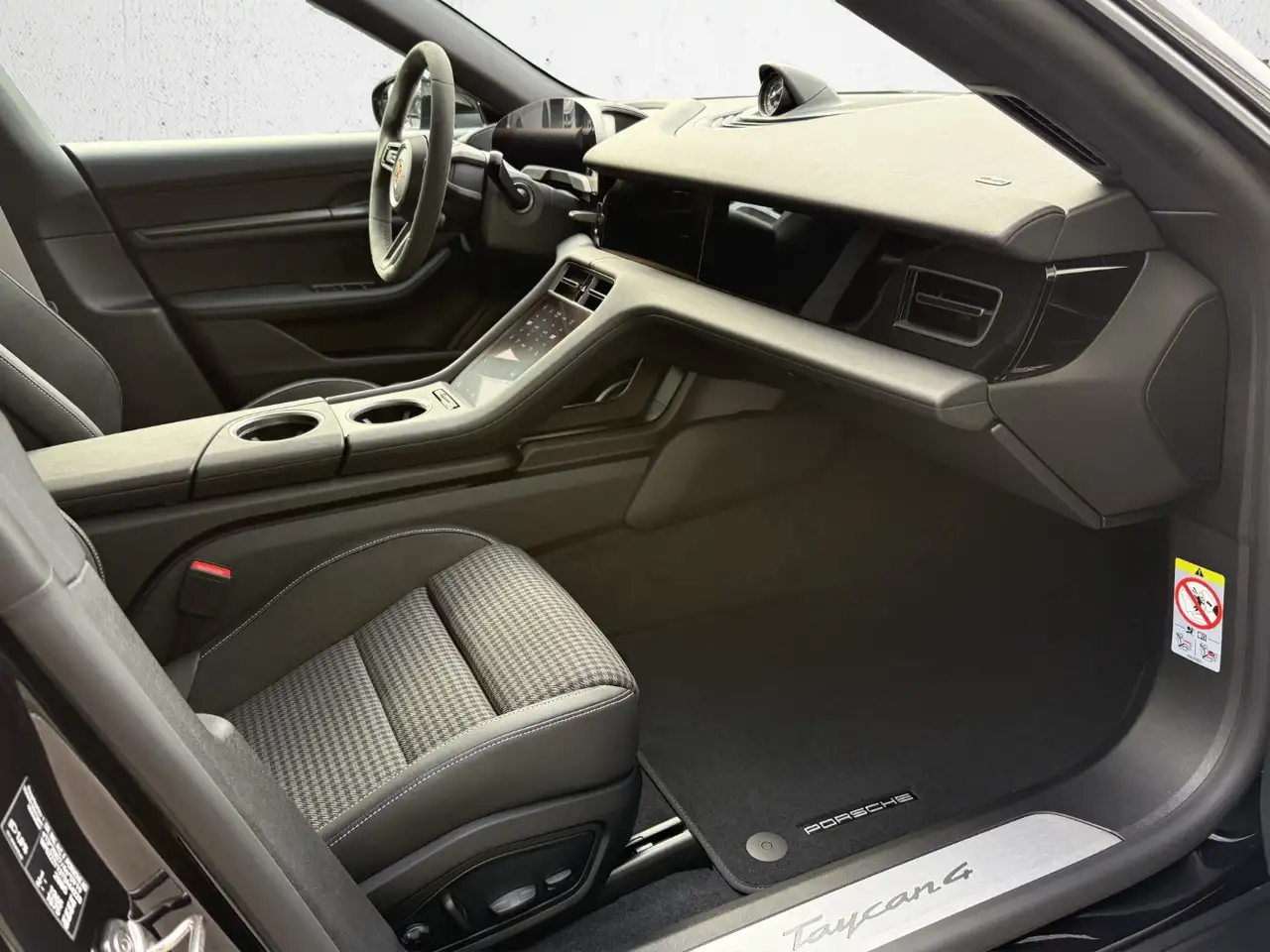 Porsche Taycan 4 14