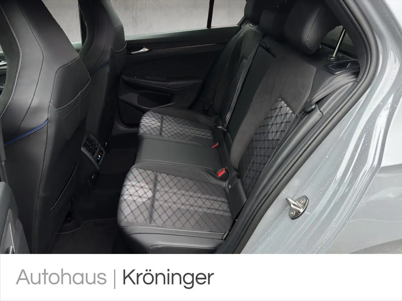 Volkswagen Golf VIII 10