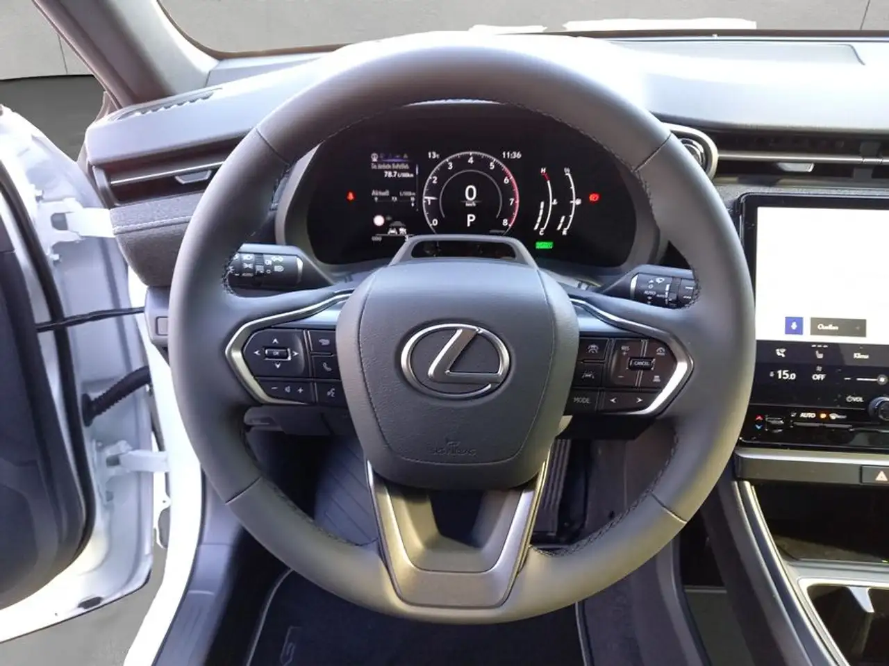 Lexus LBX 11
