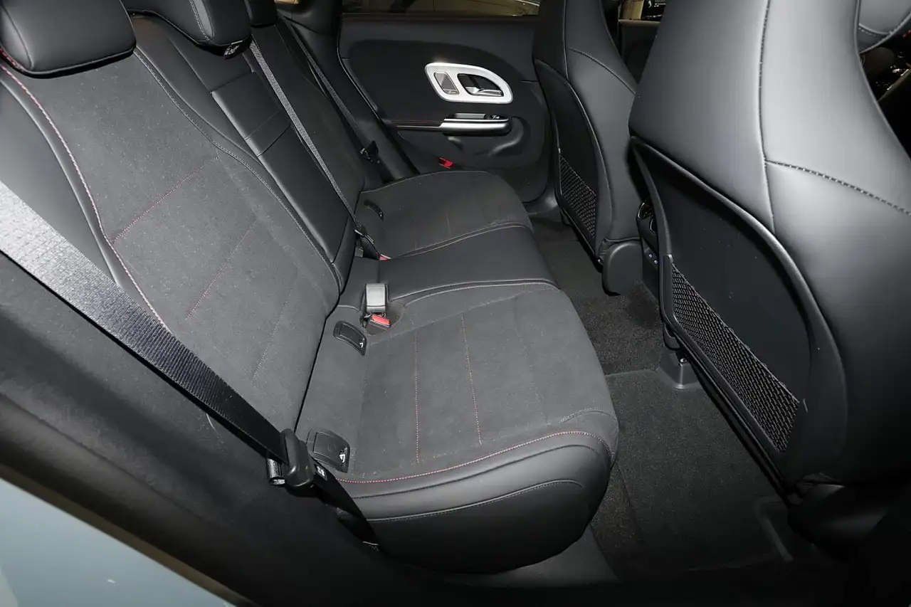 Mercedes-Benz CLA 200 4