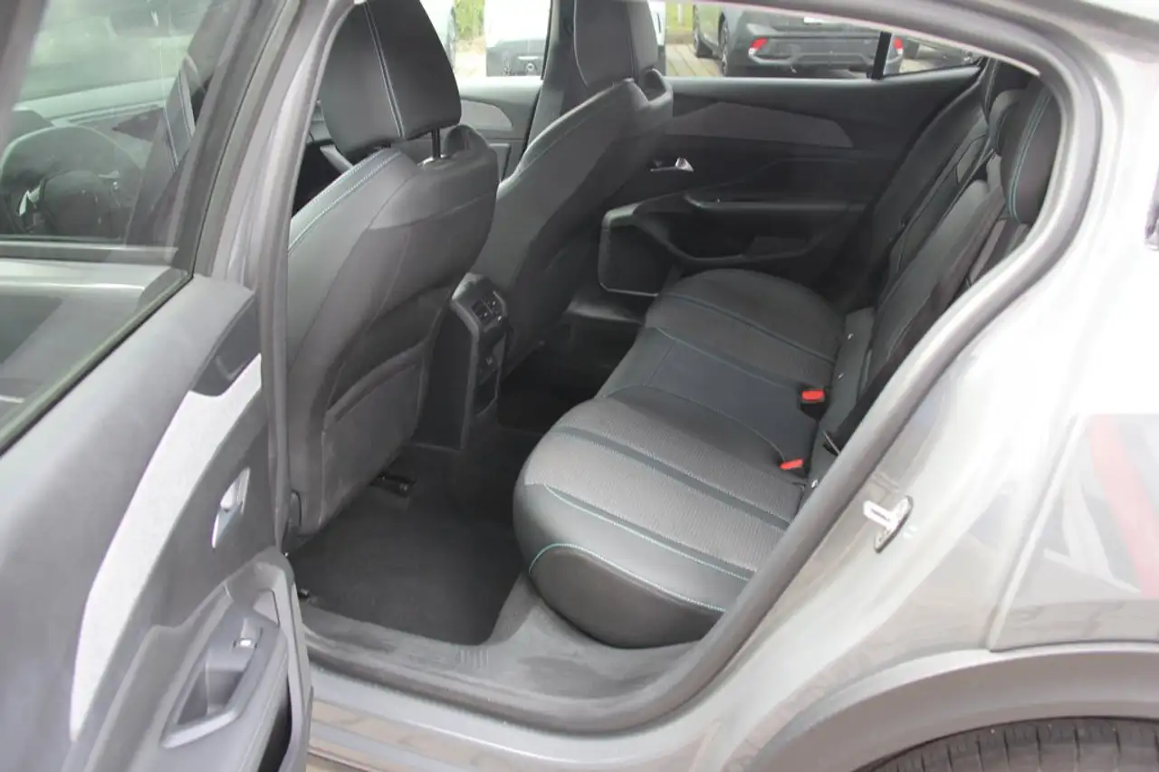 Peugeot 408 6