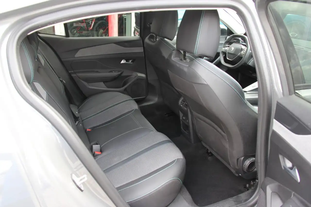 Peugeot 408 8