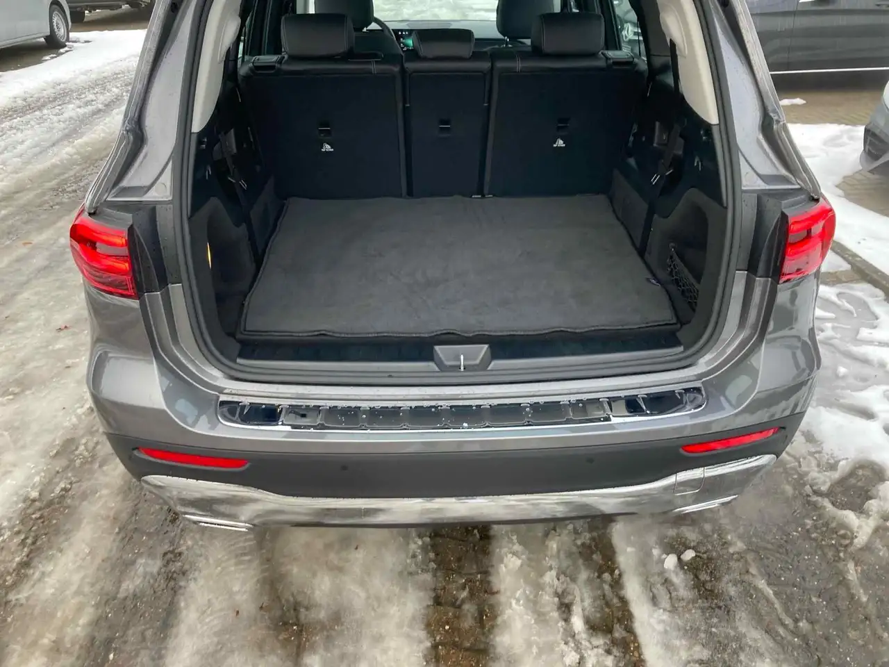 Mercedes-Benz GLB 220 8