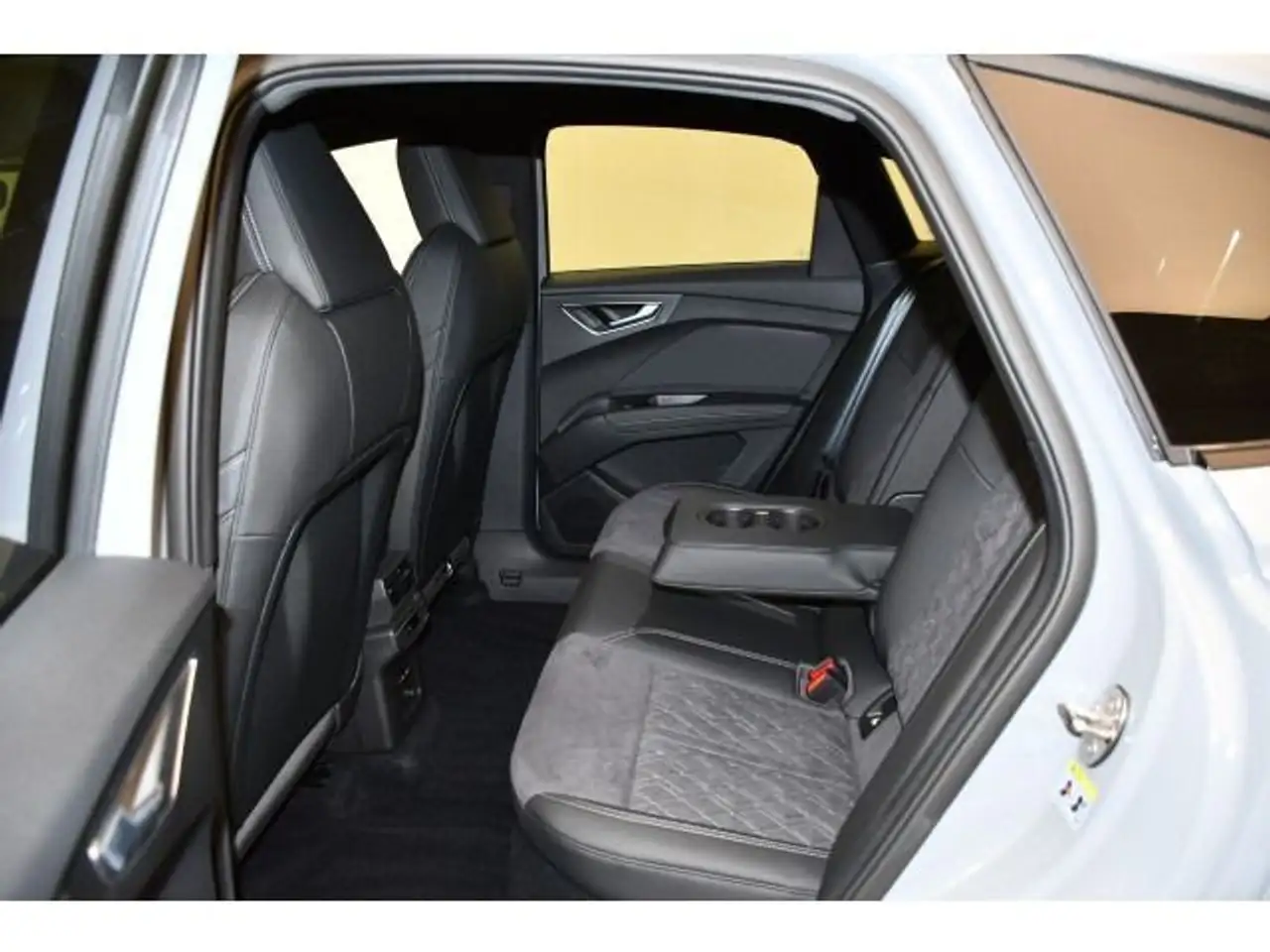 Audi Q4 8