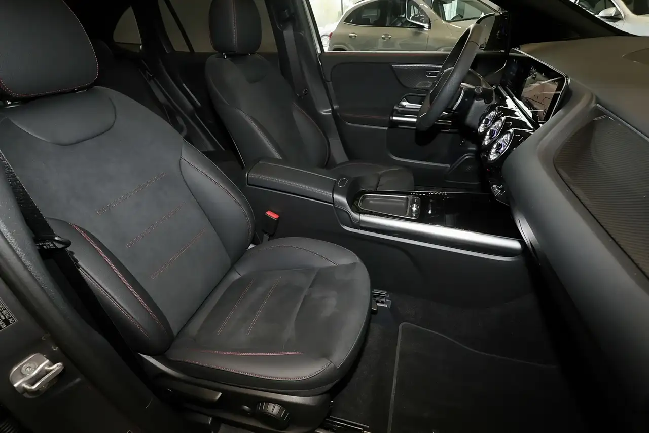 Mercedes-Benz GLA 200 4