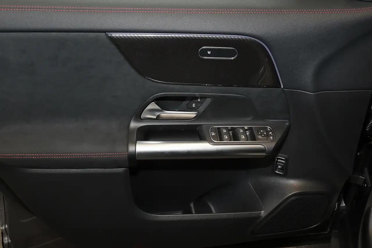 Mercedes-Benz GLA 200 12