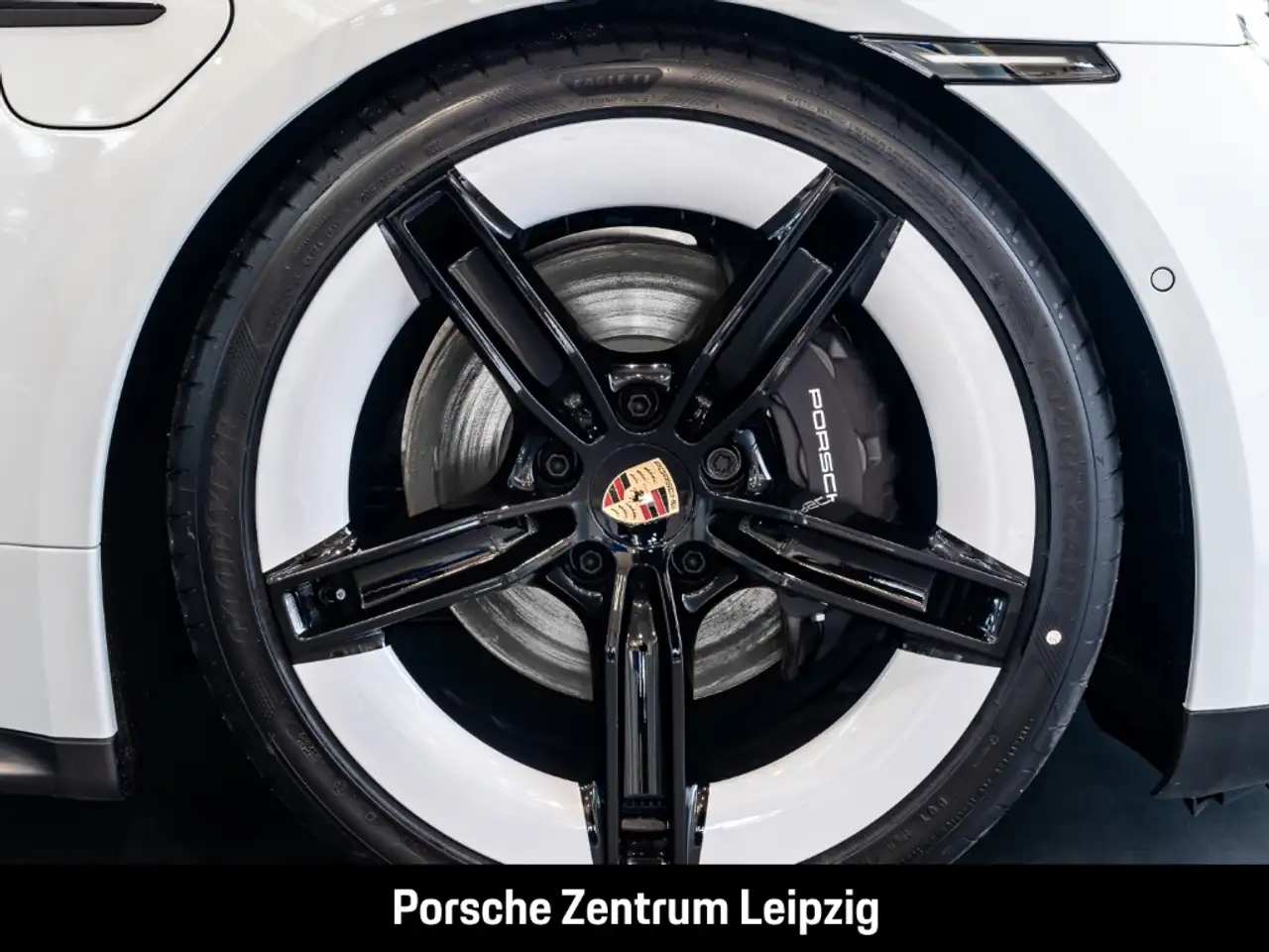 Porsche Taycan 4 10