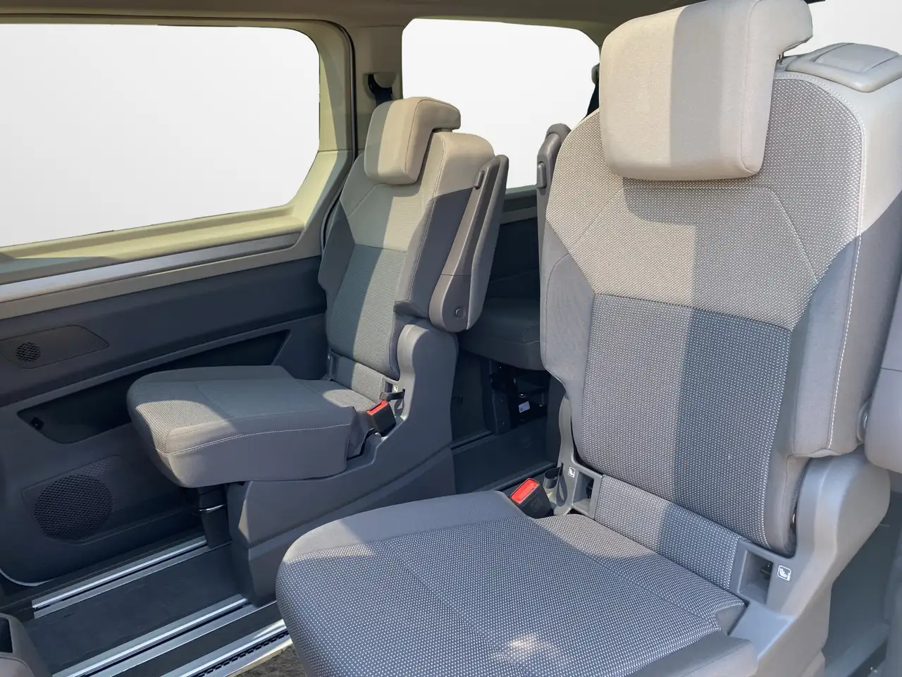 Volkswagen T7 Multivan 11