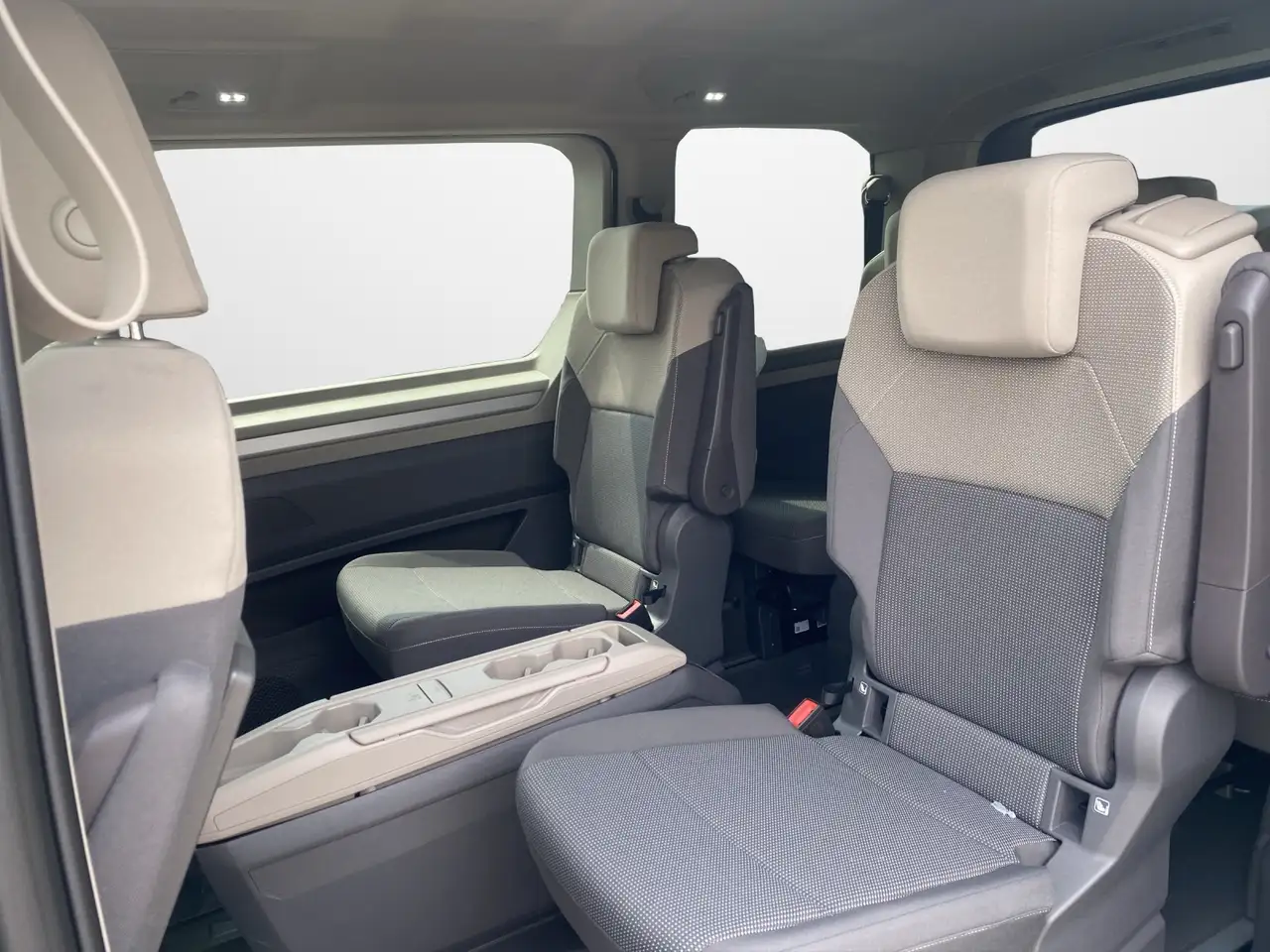 Volkswagen T7 Multivan 11