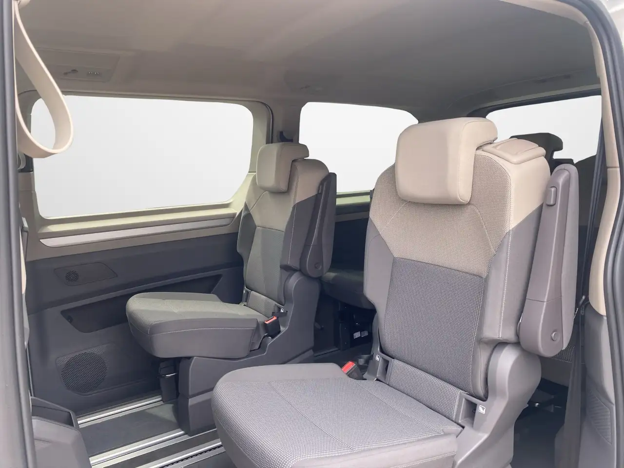 Volkswagen T7 Multivan 11