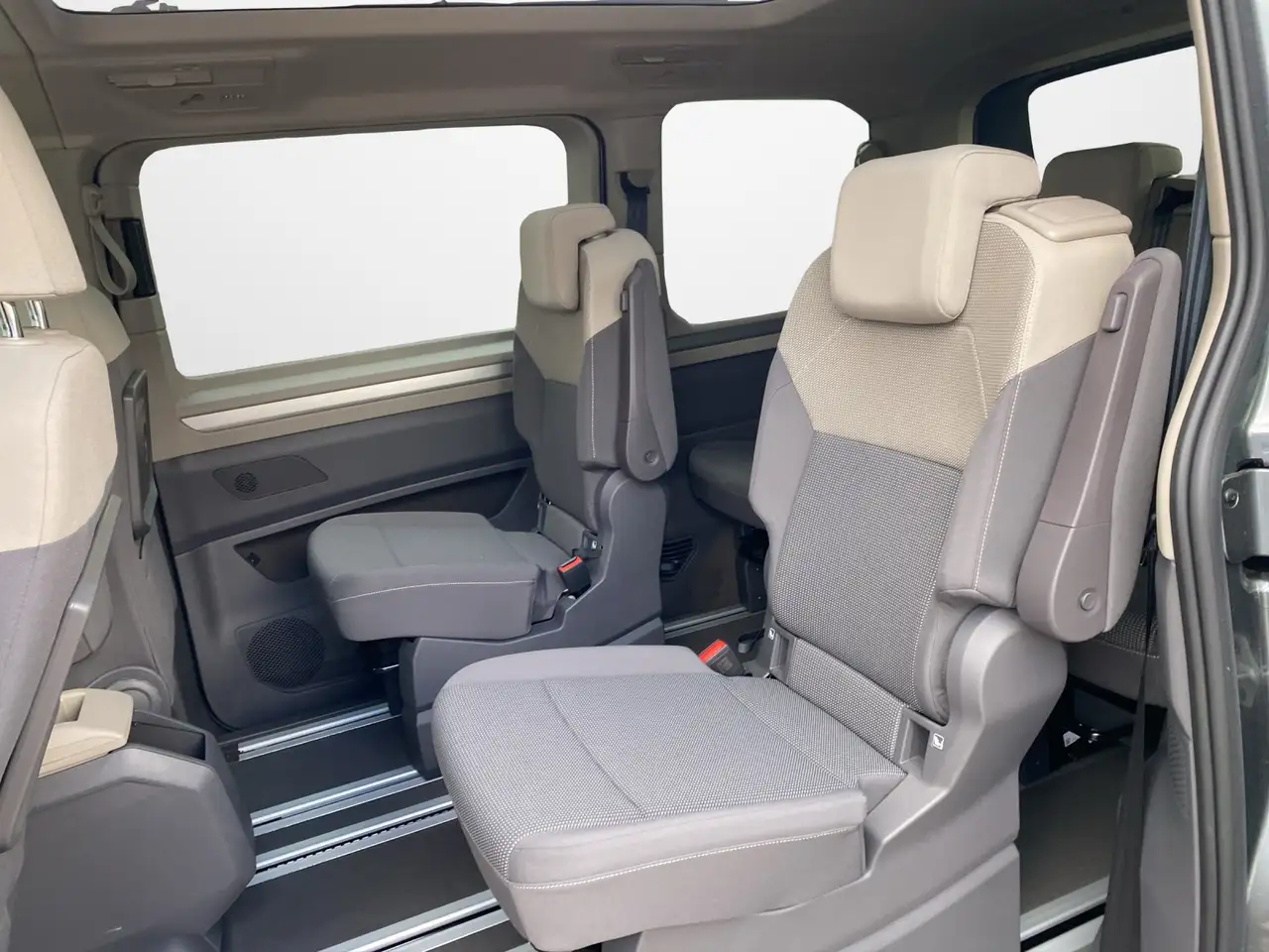 Volkswagen T7 Multivan 11