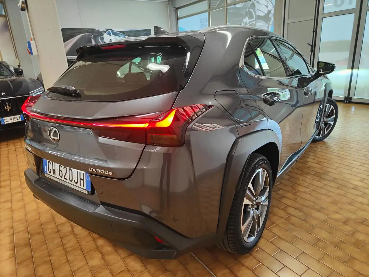 Lexus UX 6