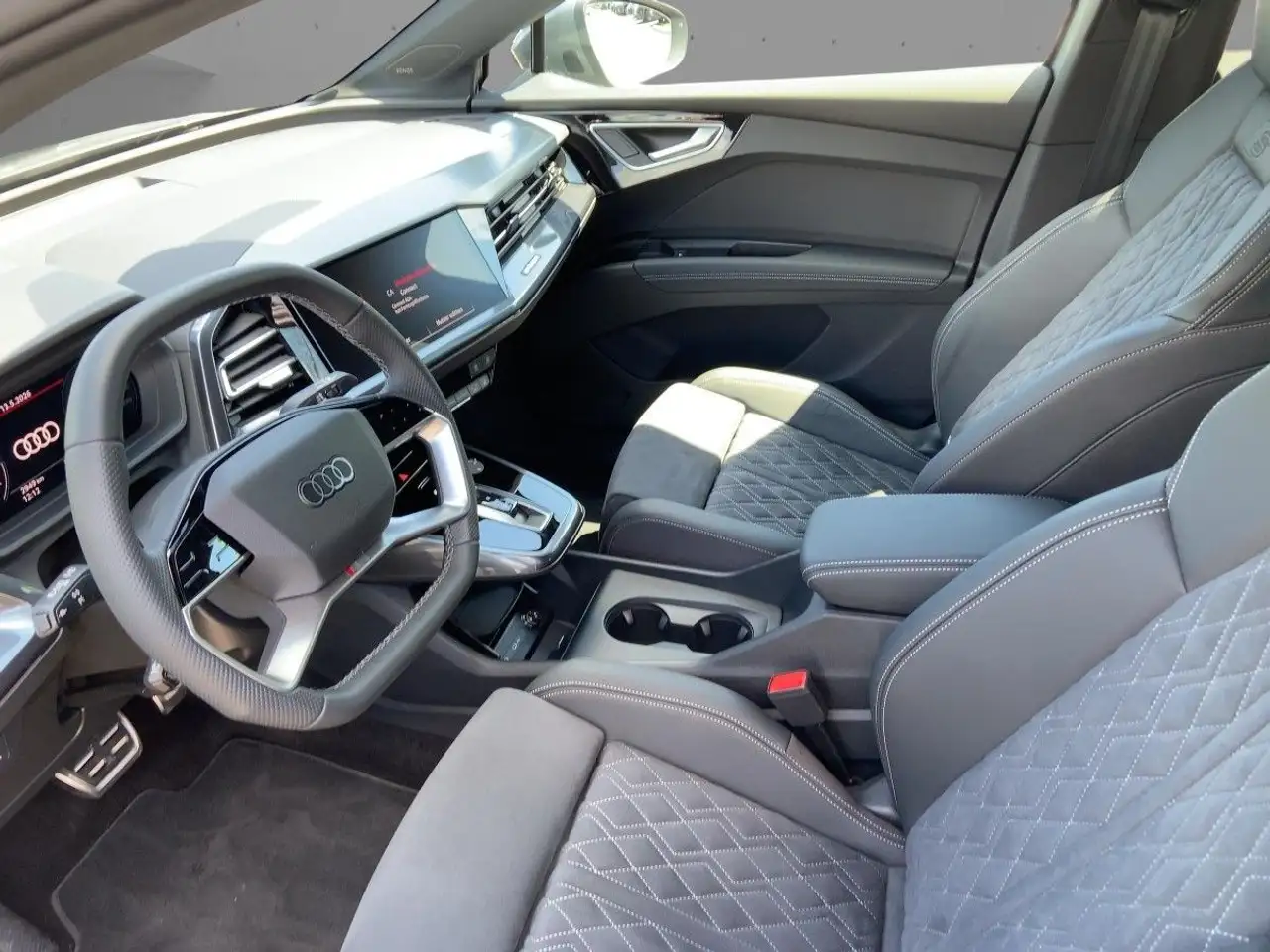 Audi Q4 8