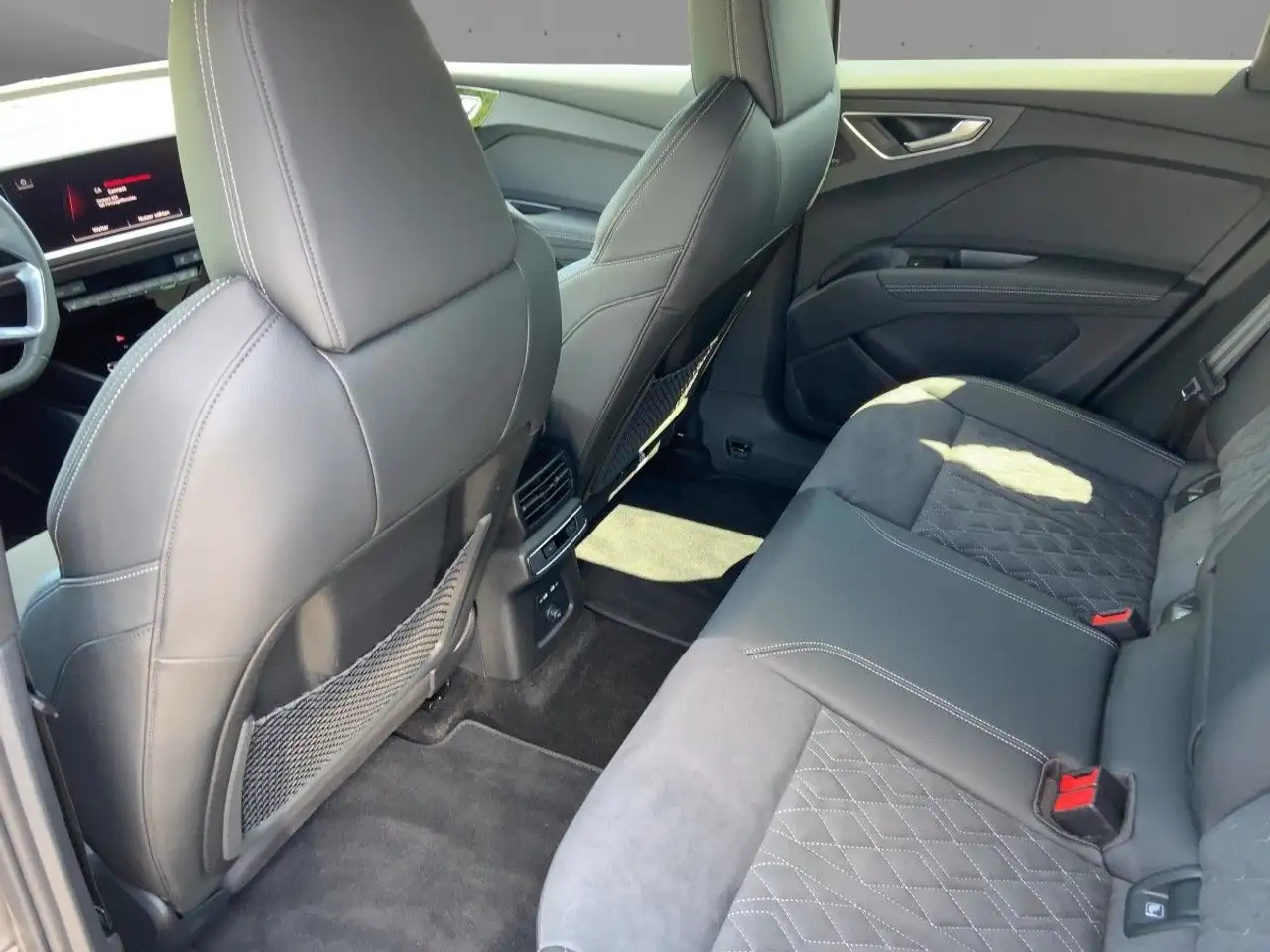 Audi Q4 9
