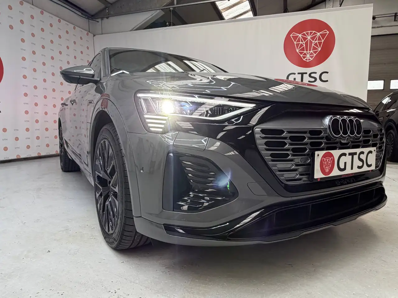 Audi Q8 4