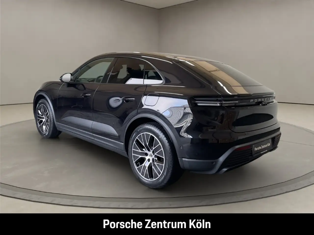 Porsche Macan 4 3