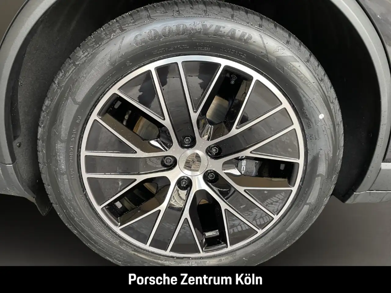 Porsche Macan 4 12