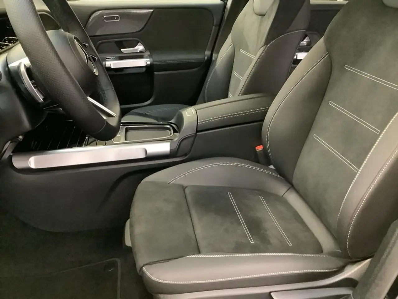 Mercedes-Benz GLB 220 8