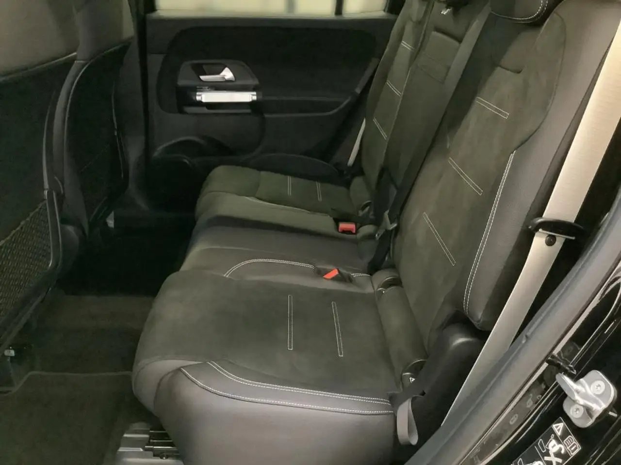 Mercedes-Benz GLB 220 13