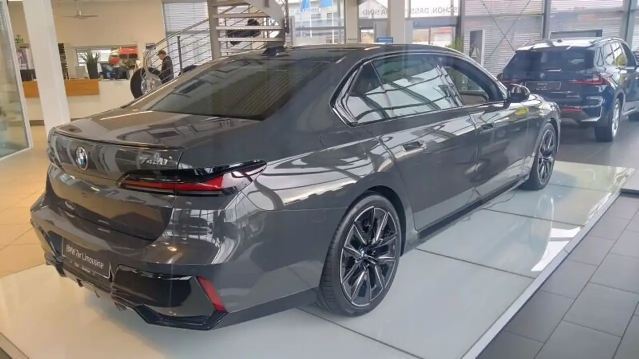 BMW 740 2
