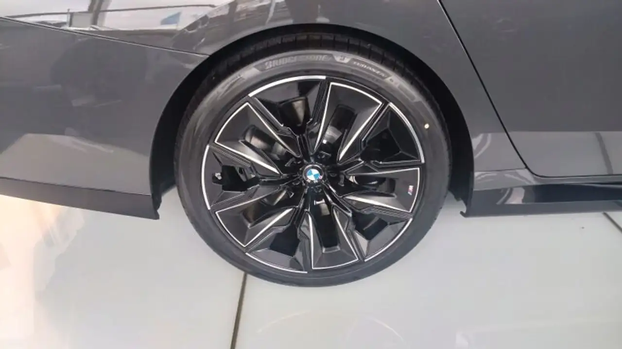 BMW 740 6