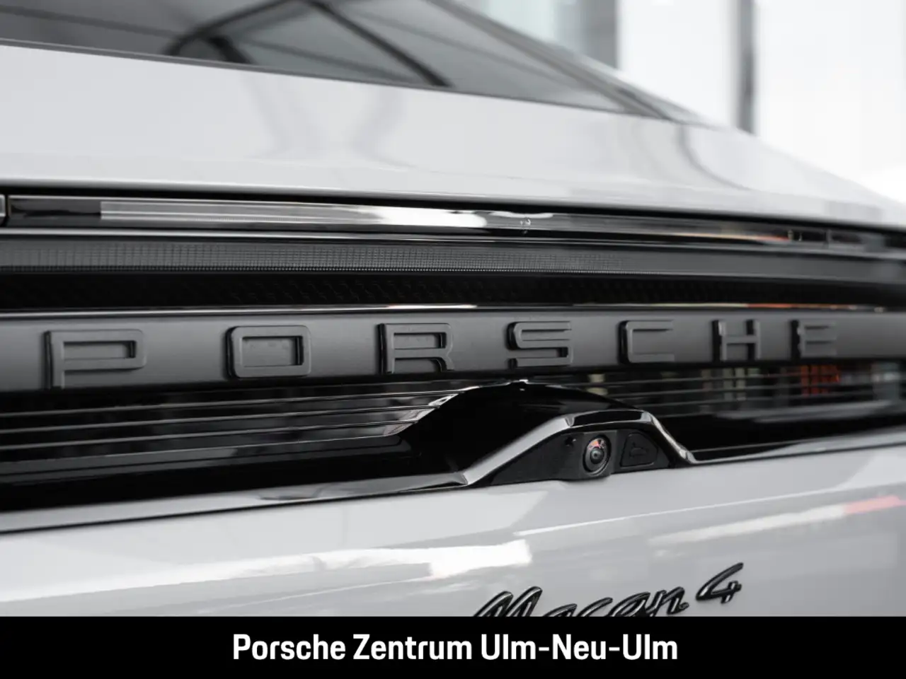 Porsche Macan 4 15
