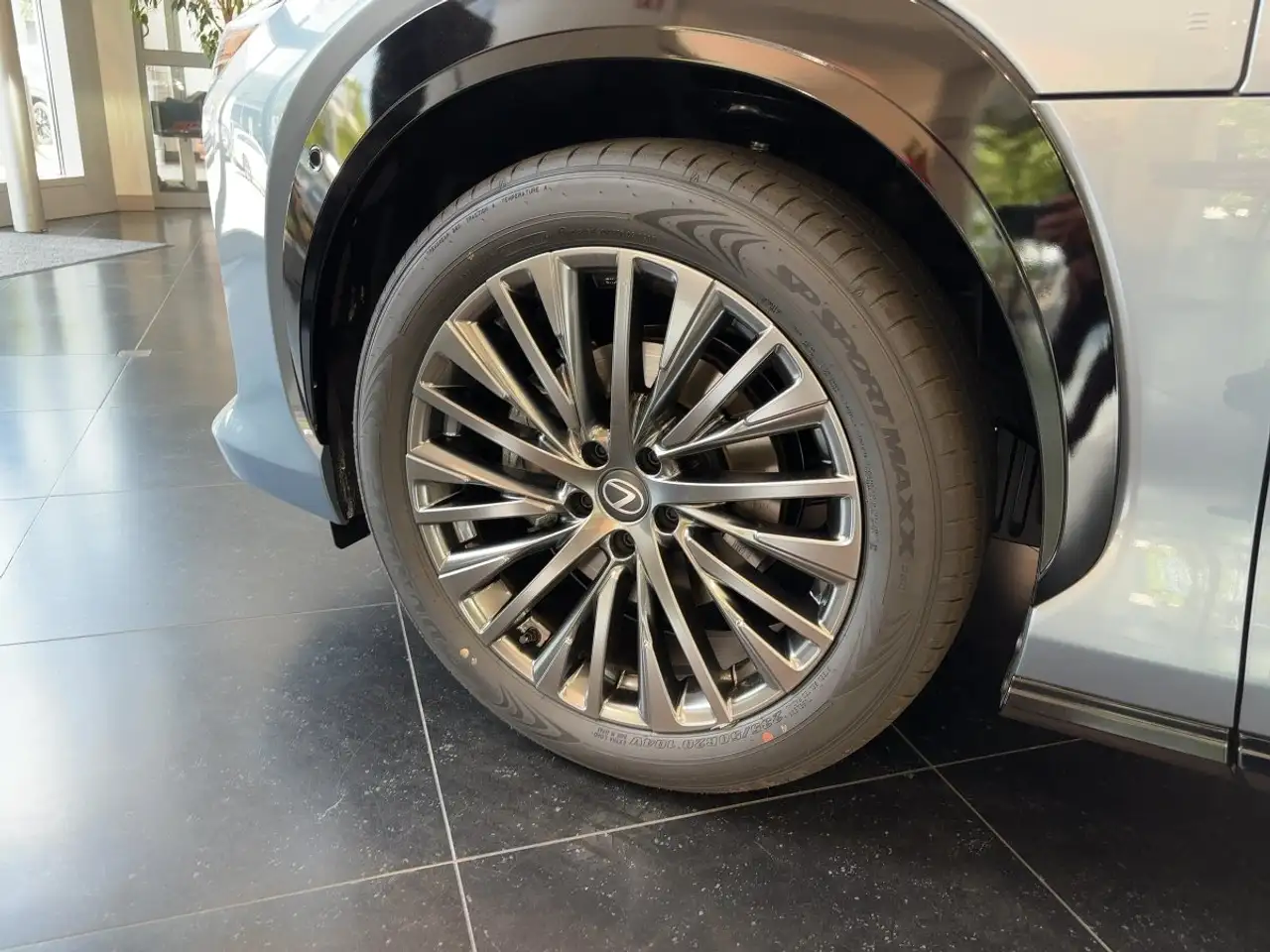 Lexus RZ 6