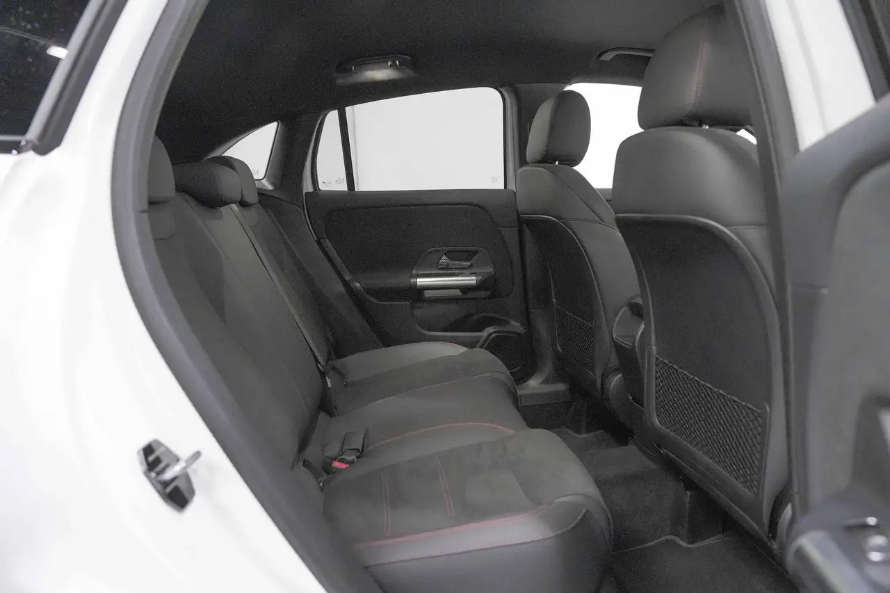 Mercedes-Benz GLA 200 8