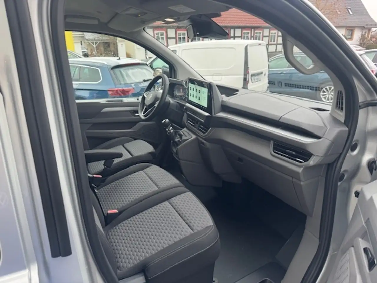 Volkswagen T7 Caravelle 10
