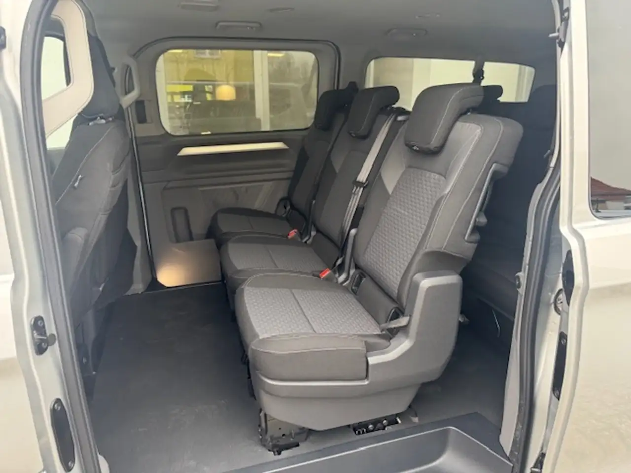 Volkswagen T7 Caravelle 12