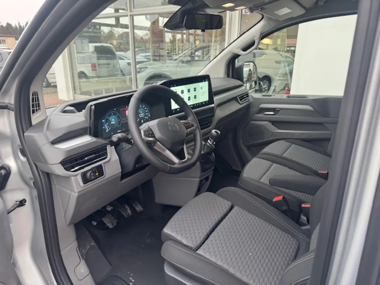 Volkswagen T7 Caravelle 14