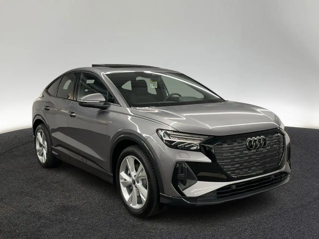 Audi Q4 8