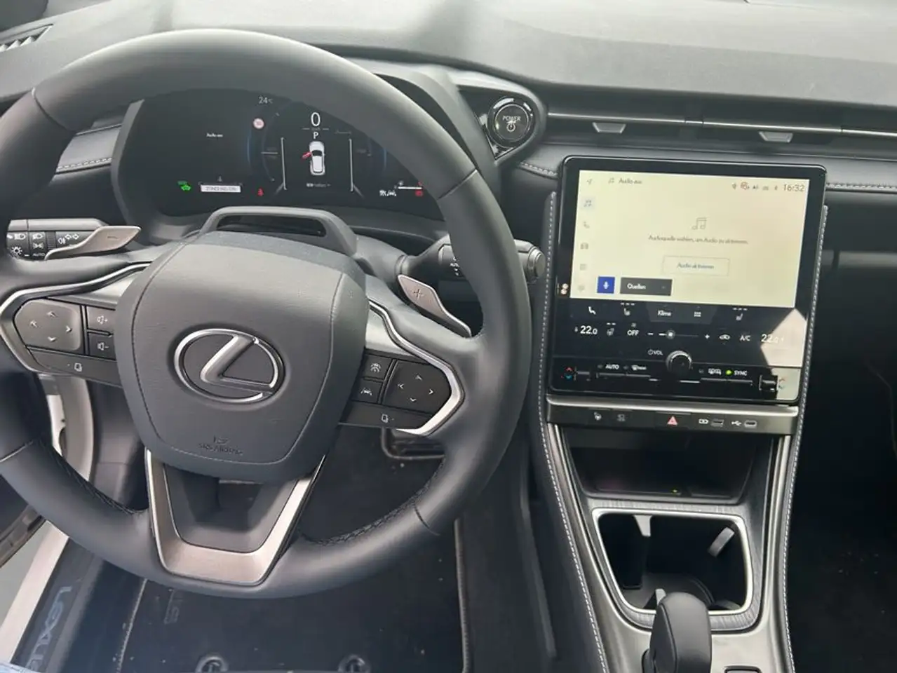 Lexus LBX 13