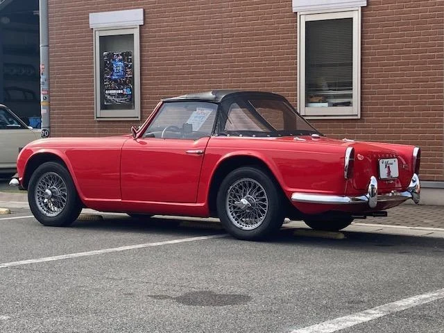 Triumph TR-4 11