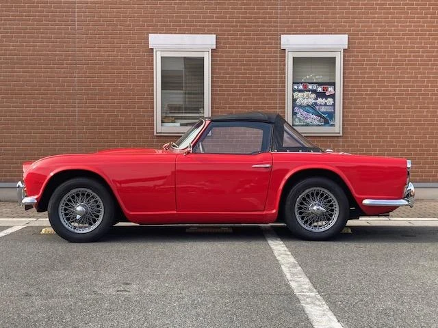 Triumph TR-4 9