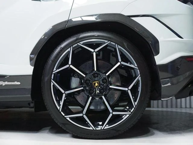 Lamborghini URUS 16