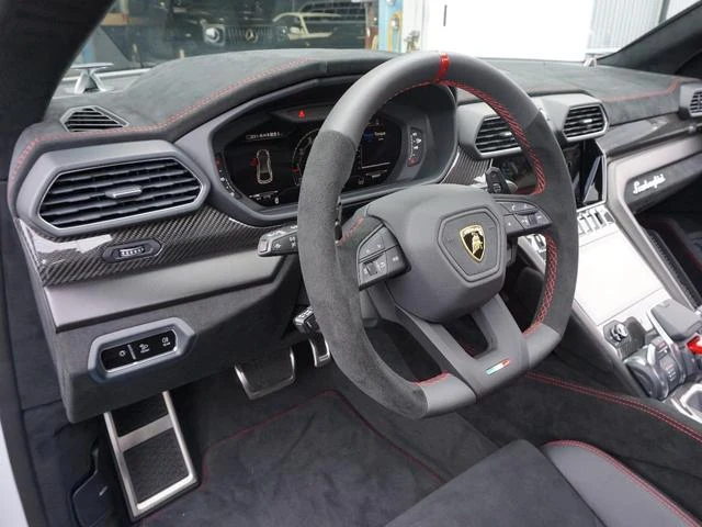 Lamborghini URUS 41