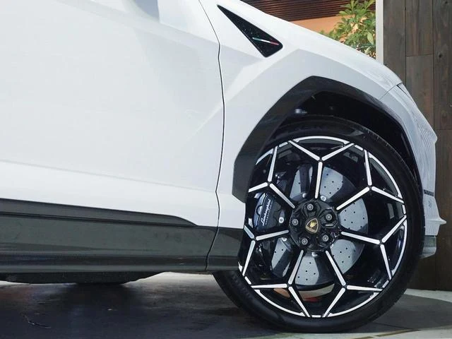 Lamborghini URUS 18