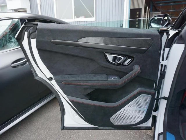 Lamborghini URUS 64