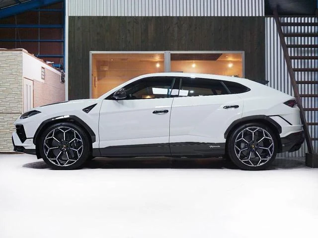Lamborghini URUS 3