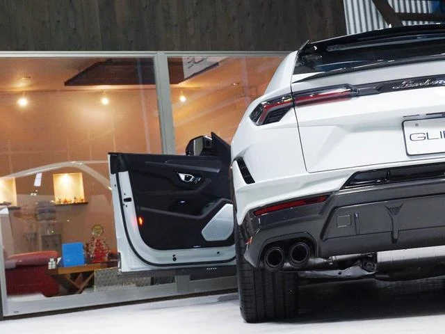 Lamborghini URUS 33
